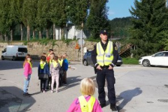 PRVOŠOLČKI S POLICISTOM